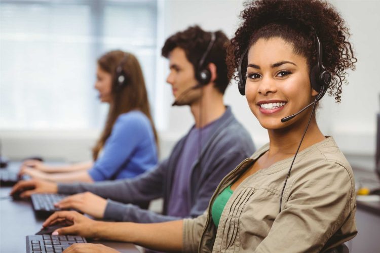 estudante-sorridente-com-fone-de-ouvido-usando-o-computador